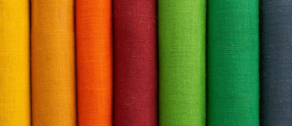 Rollos de arpillera de yute en amarillo, naranja, granate, verde y gris